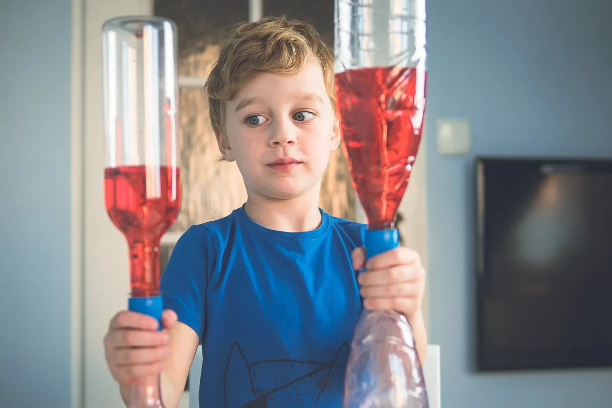 dzieci wykonujące eksperymenty z lodem, proste eksperymenty naukowe dla dzieci