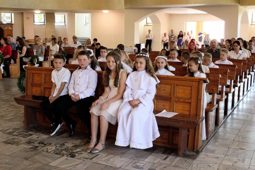 dziecko rocznica pierwszej komunii świętej