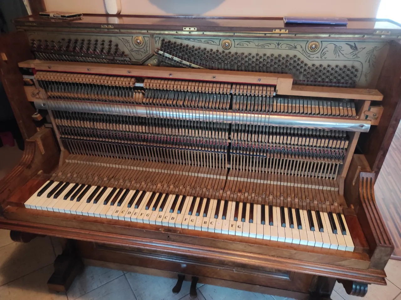 budowa nogi fortepianu koncertowego