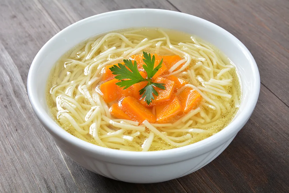 tradycyjny polski rosół z makaronem