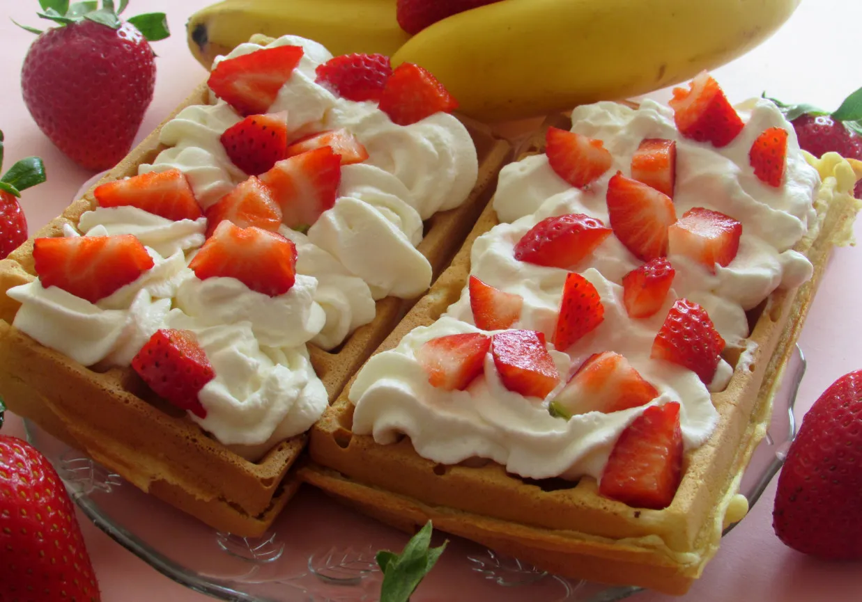 Gofry z bitą śmietaną i owocami