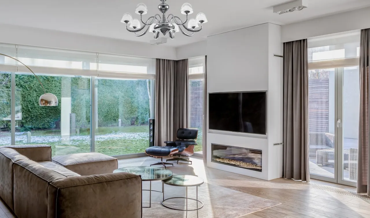 rolety na duże okna balkonowe w salonie