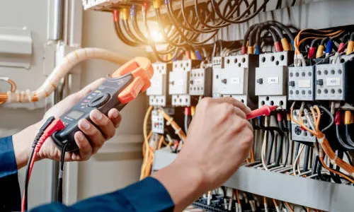 elektryk przy pracy narzędzia