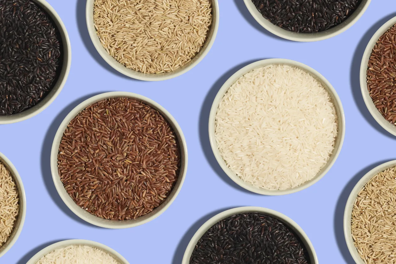 verschiedene Reissorten in Schalen nebeneinander