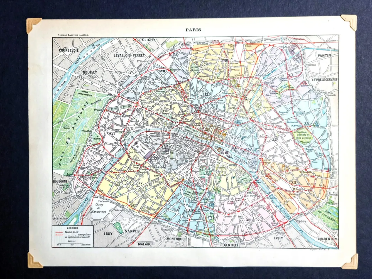 Stara mapa Paryża, stolicy Francji, z zaznaczonymi dzielnicami, rzeką Sekwaną i liniami metra.