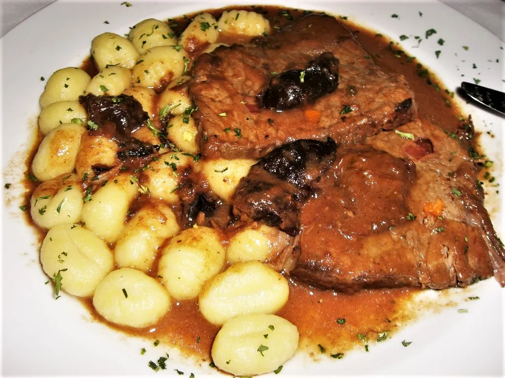 Tradycyjne dania kuchni dalmatyńskiej peka pašticada