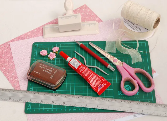 materiały do robienia zaproszeń ślubnych papier laki wstążki nożyczki