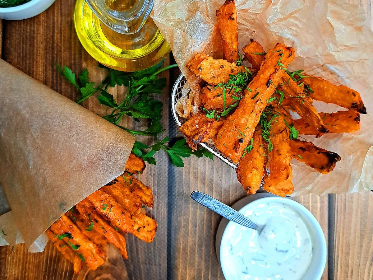 Smażone frytki z batat&oacute;w na talerzu