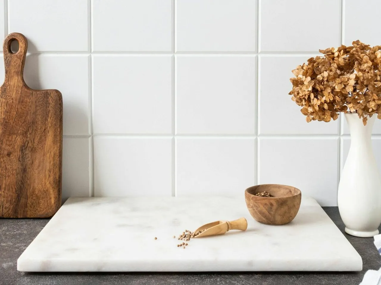 Kolorowa fuga do białych płytek inspiracje