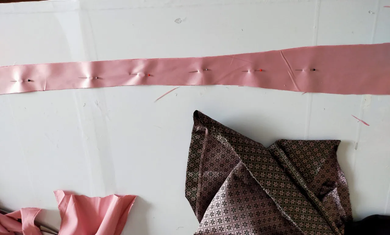 r&oacute;żne rodzaje tkanin na wstawki do ubrań