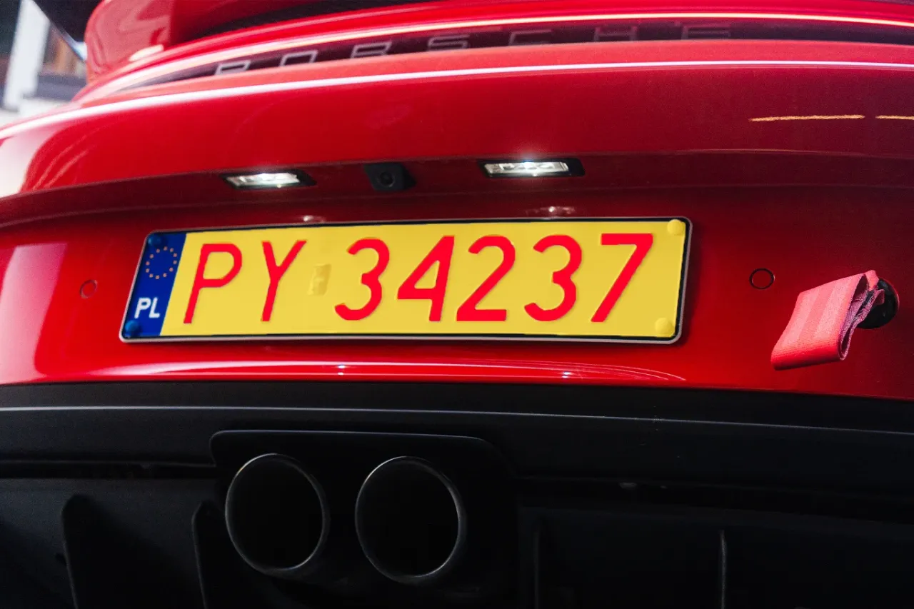 Samoch&oacute;d z nowymi tablicami rejestracyjnymi