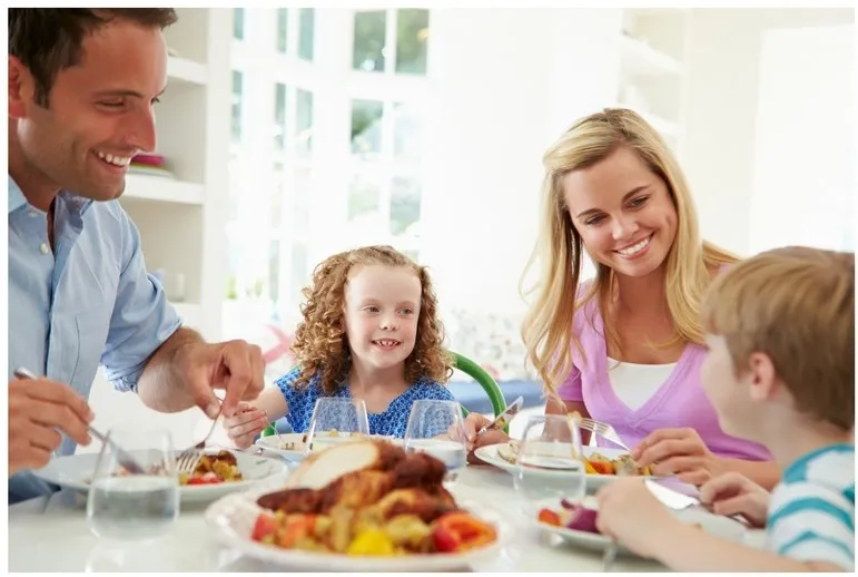 szczęśliwa rodzina przy stole, wspólny posiłek
