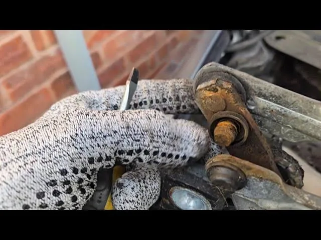 regeneracja mechanizmu wycieraczek volvo v50 przed i po