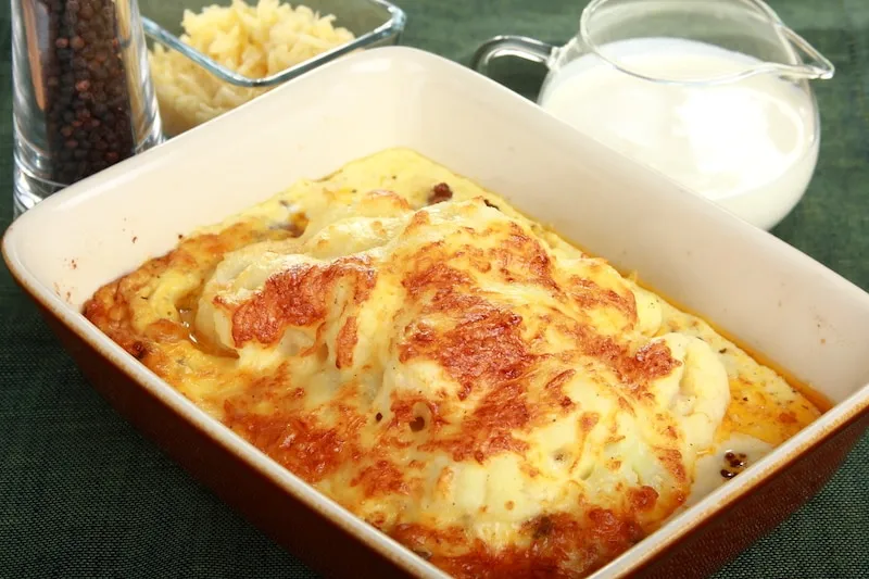 świeży kalafior, r&oacute;żne rodzaje mięsa mielonego, sery do zapiekanek