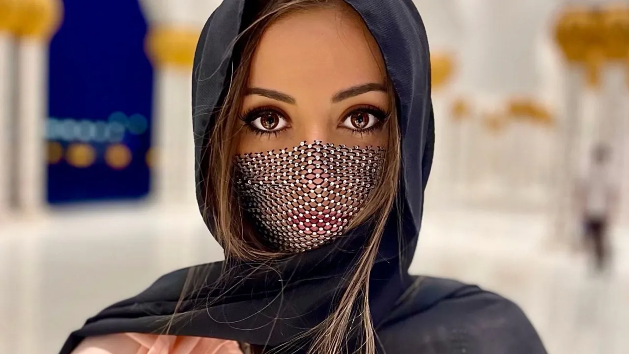 Kobieta w Dubaju w skromnym stroju turystycznym