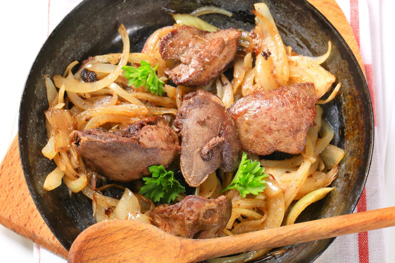 gotowa wątróbka wieprzowa z cebulką na talerzu