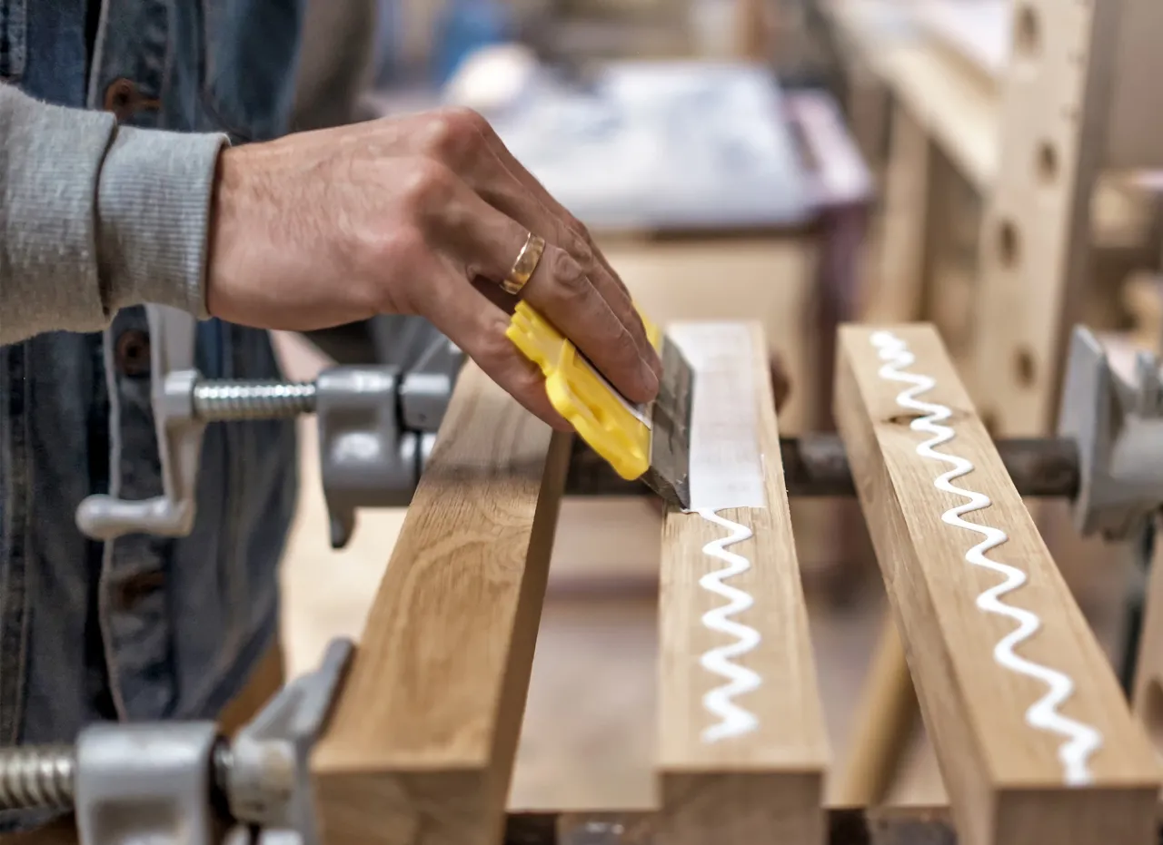 rodzaje klej&oacute;w do drewna do naprawy mebli