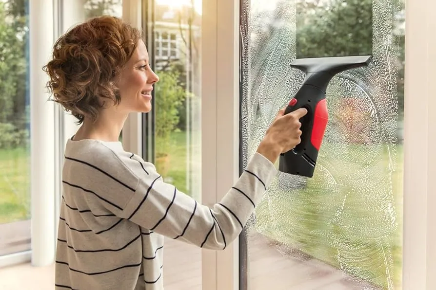 elektryczna myjka do okien w użyciu