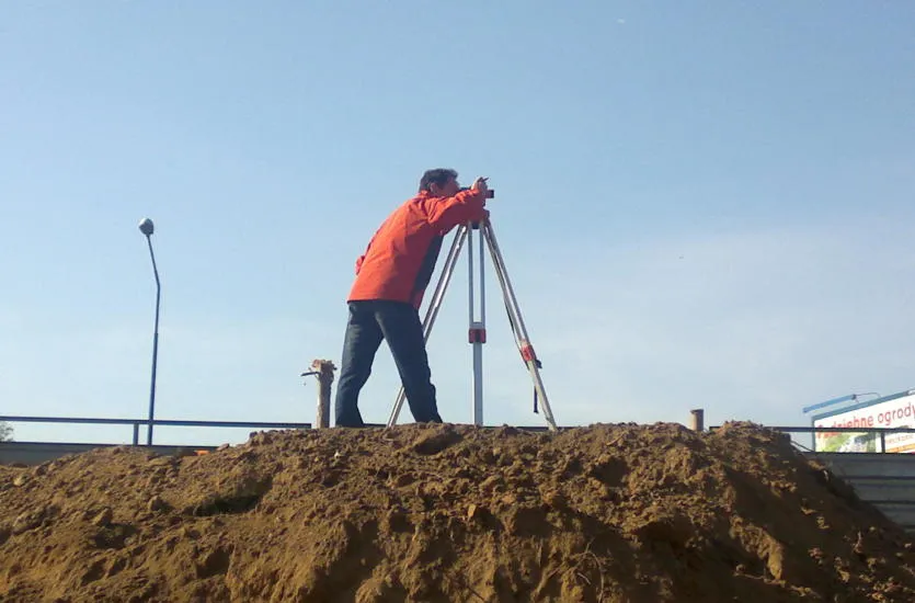 geodeta sądowy w terenie podczas pomiarów