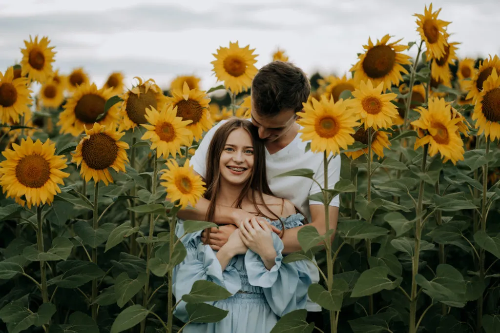 Sesja zdjęciowa w polu słoneczników inspiracje