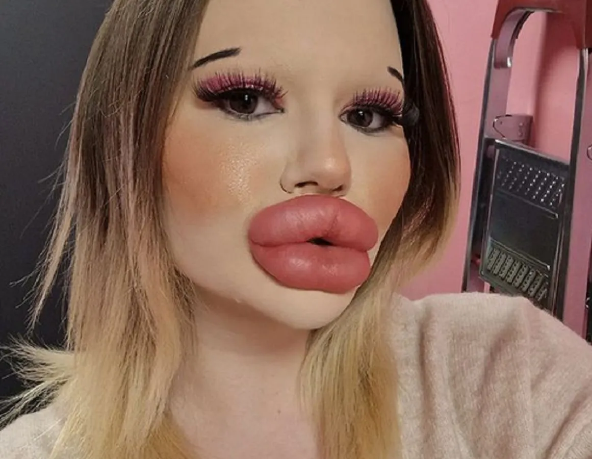 Kobieta z powiększonymi ustami i przekreślonym papierosem