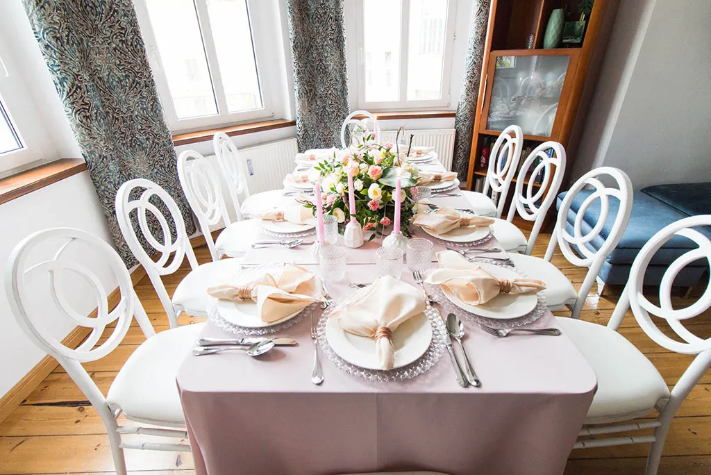 Kameralne przyjęcie chrzcielne w domu i duże przyjęcie w restauracji