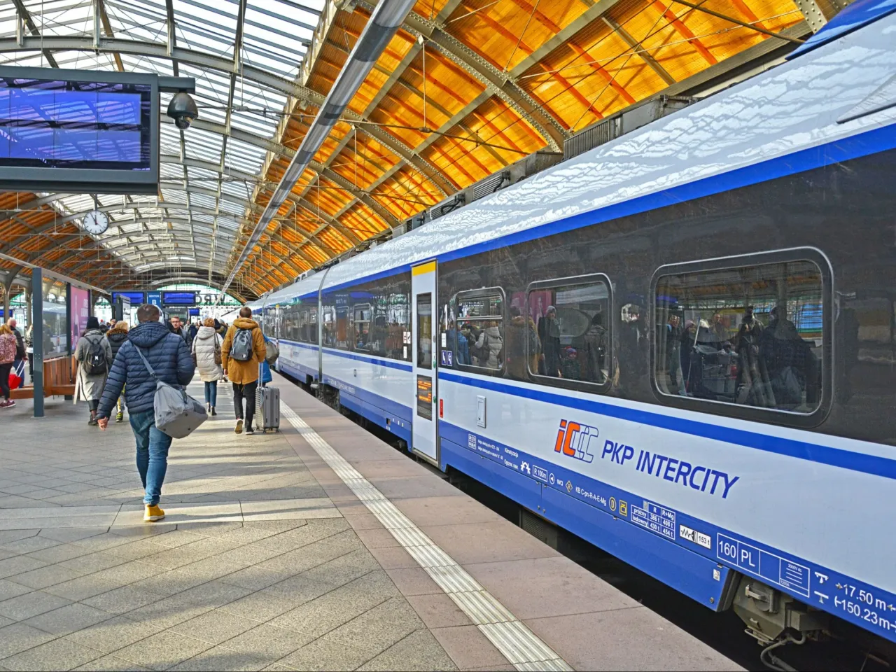 Pociąg PKP Intercity na dworcu
