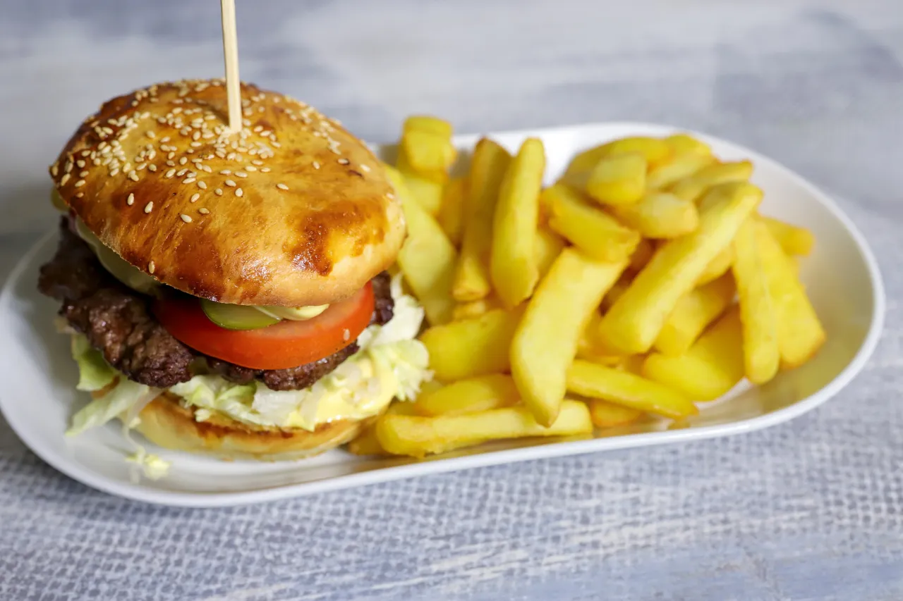 burger wybrzuszony vs płaski