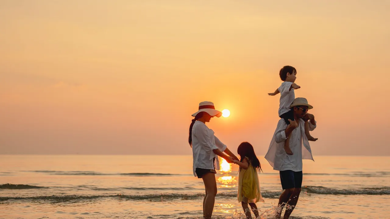 Kołobrzeg plaża zachód słońca rodzina