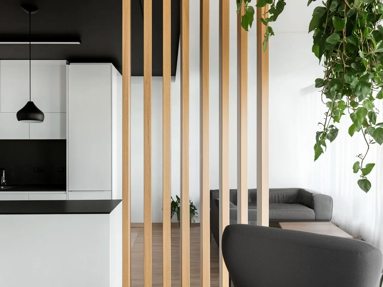 ażurowe lamele oddzielające biuro w salonie