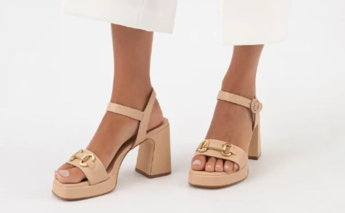 Zdjęcie Jak nosić sandały na obcasie, by czuć się wygodnie i stylowo