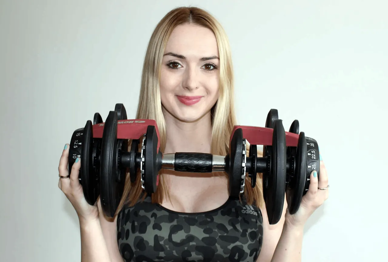 Zdjęcie Jakie hantle dla kobiety wybrać, aby trening był skuteczny i przyjemny?