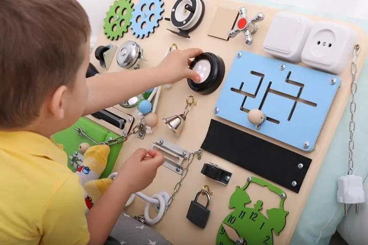 Zdjęcie Elementy do tablicy sensorycznej – jak stworzyć idealną zabawkę edukacyjną