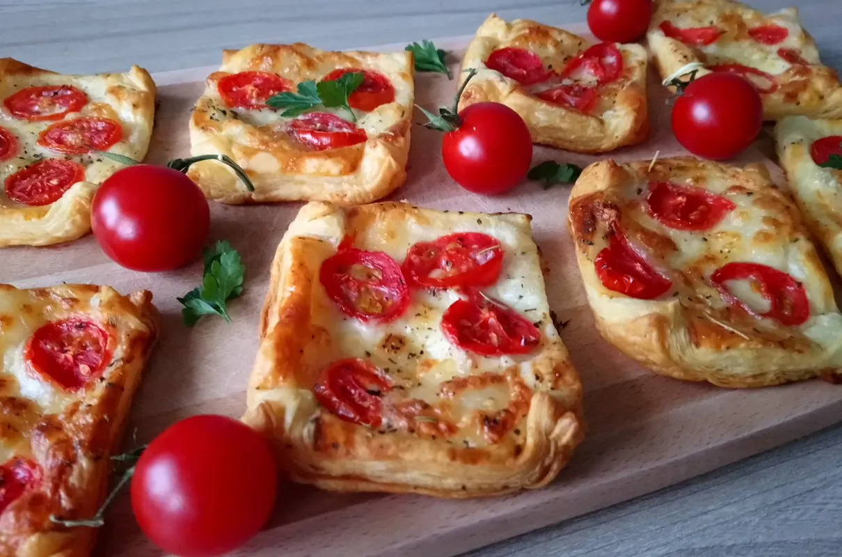 Zdjęcie Przepis na ciasto francuskie z pomidorami i mozzarellą z Biedronki