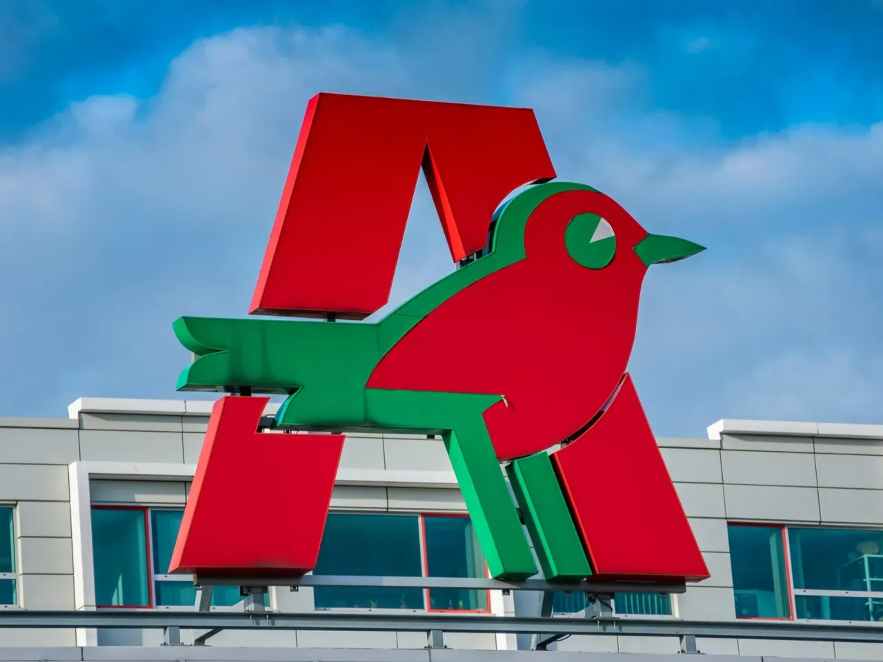 Zdjęcie Likwidacja sklepu Auchan: Co oznacza dla klientów i pracowników?