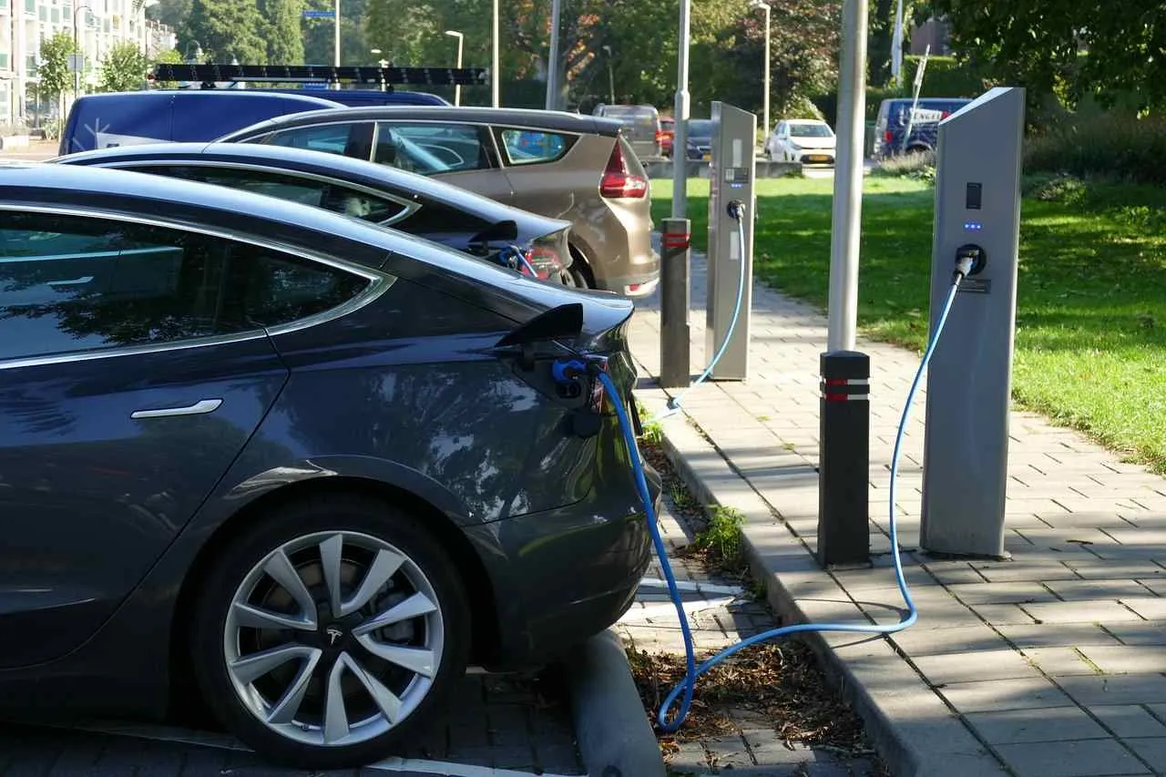 Zdjęcie Samochód elektryczny czy warto? Poznaj zalety i wady zakupu