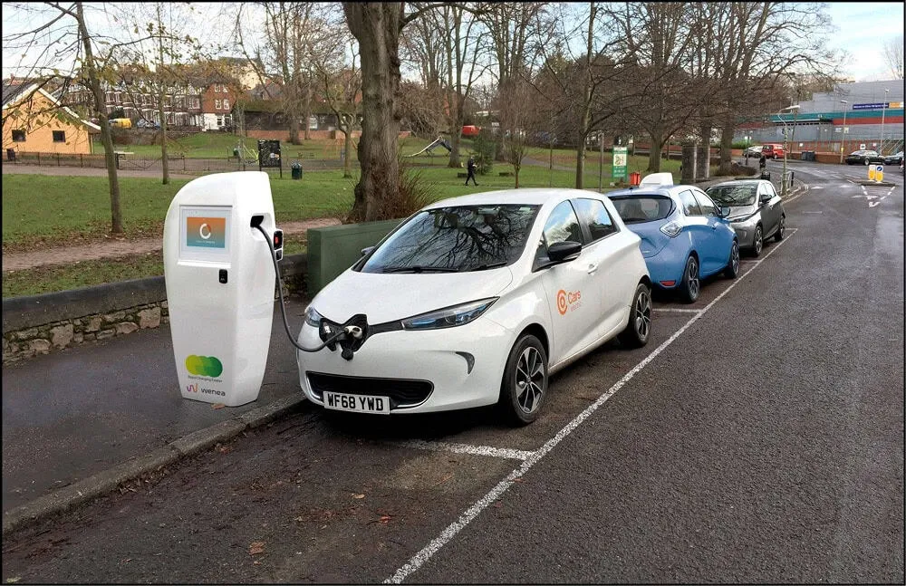 Zdjęcie Ile kosztuje 100 km samochodem elektrycznym? Oblicz samodzielnie swoje wydatki