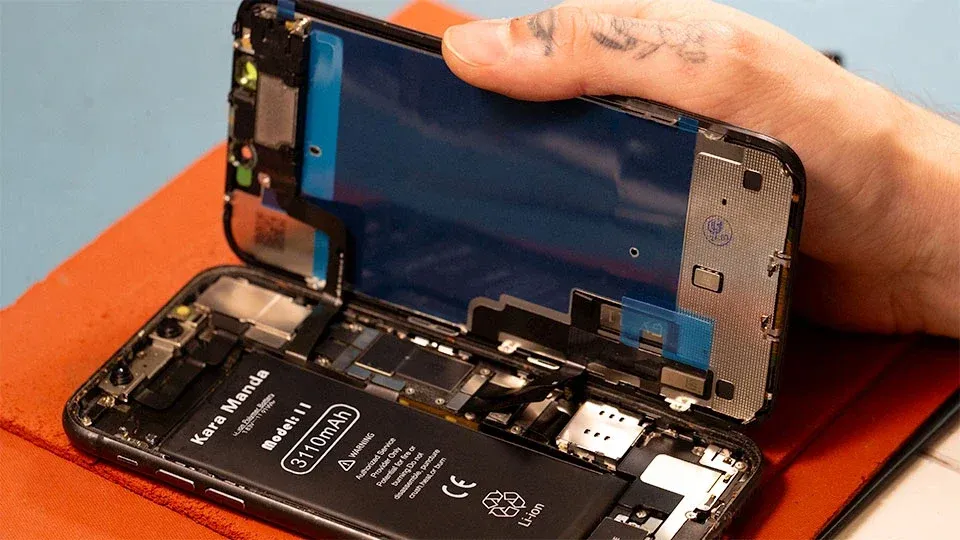 Zdjęcie Ile kosztuje wymiana baterii? Ceny dla telefonów i laptopów w Polsce