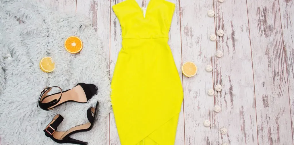 Zdjęcie Jakie buty do żółtej sukienki – idealne wybory na każdą okazję