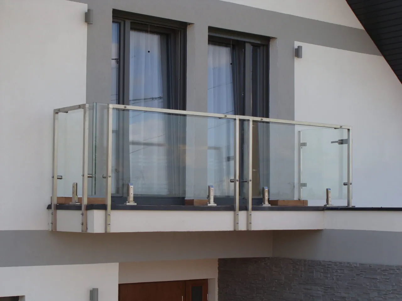 Zdjęcie Jakie szkło na balustrady zewnętrzne zapewnia bezpieczeństwo i styl?
