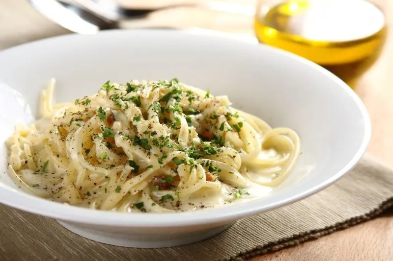 Zdjęcie Pomysł na spaghetti carbonara: Prosty przepis na idealne danie