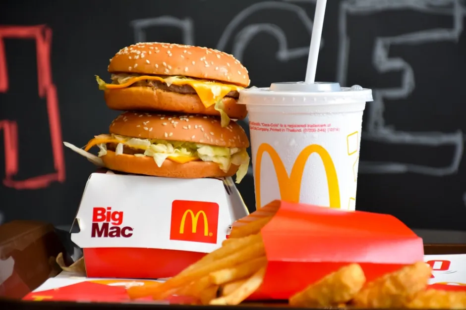 Zdjęcie Ile kalorii ma hamburger z McDonald&#039;s? Zaskakujące fakty o kaloriach