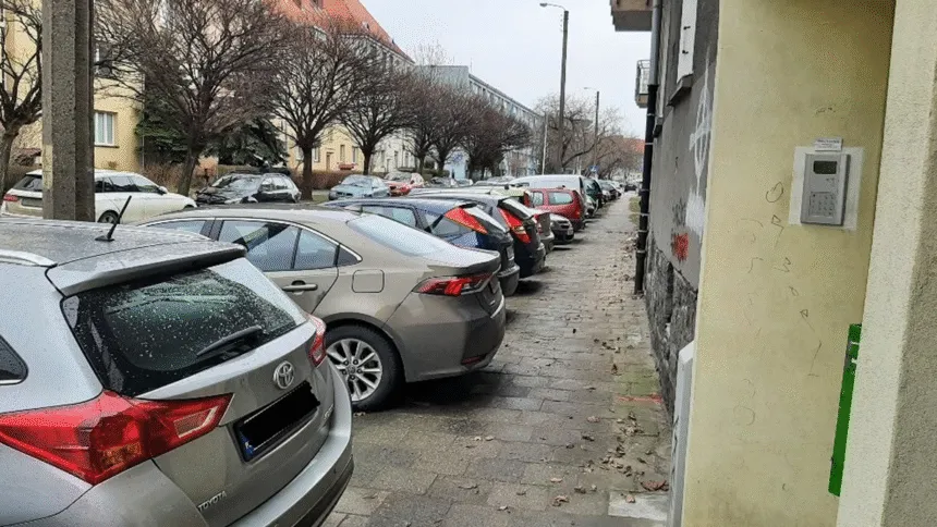 Zdjęcie Czy można parkować tyłem do budynku? Sprawdź, co grozi za mandaty