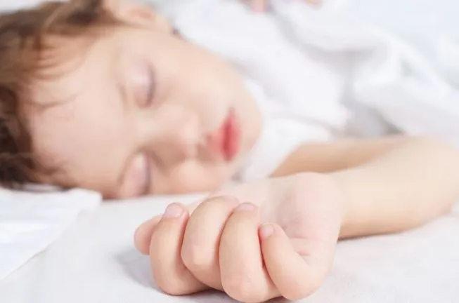 Zdjęcie Jak nauczyć dziecko zasypiać samodzielnie w łóżeczku - skuteczne metody i porady