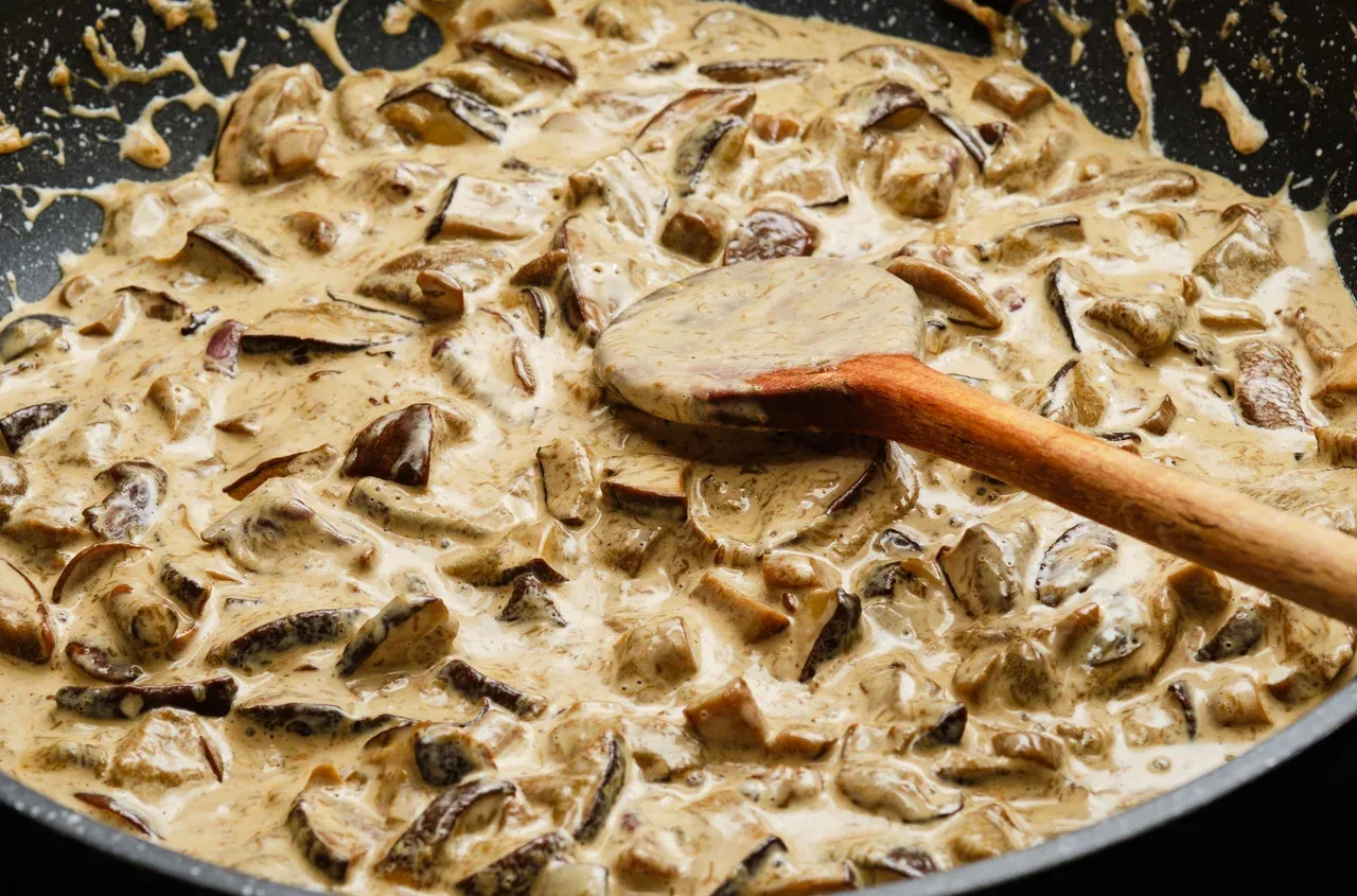 Zdjęcie Jaką surówkę do sosu grzybowego wybrać, by zachwycić gości?