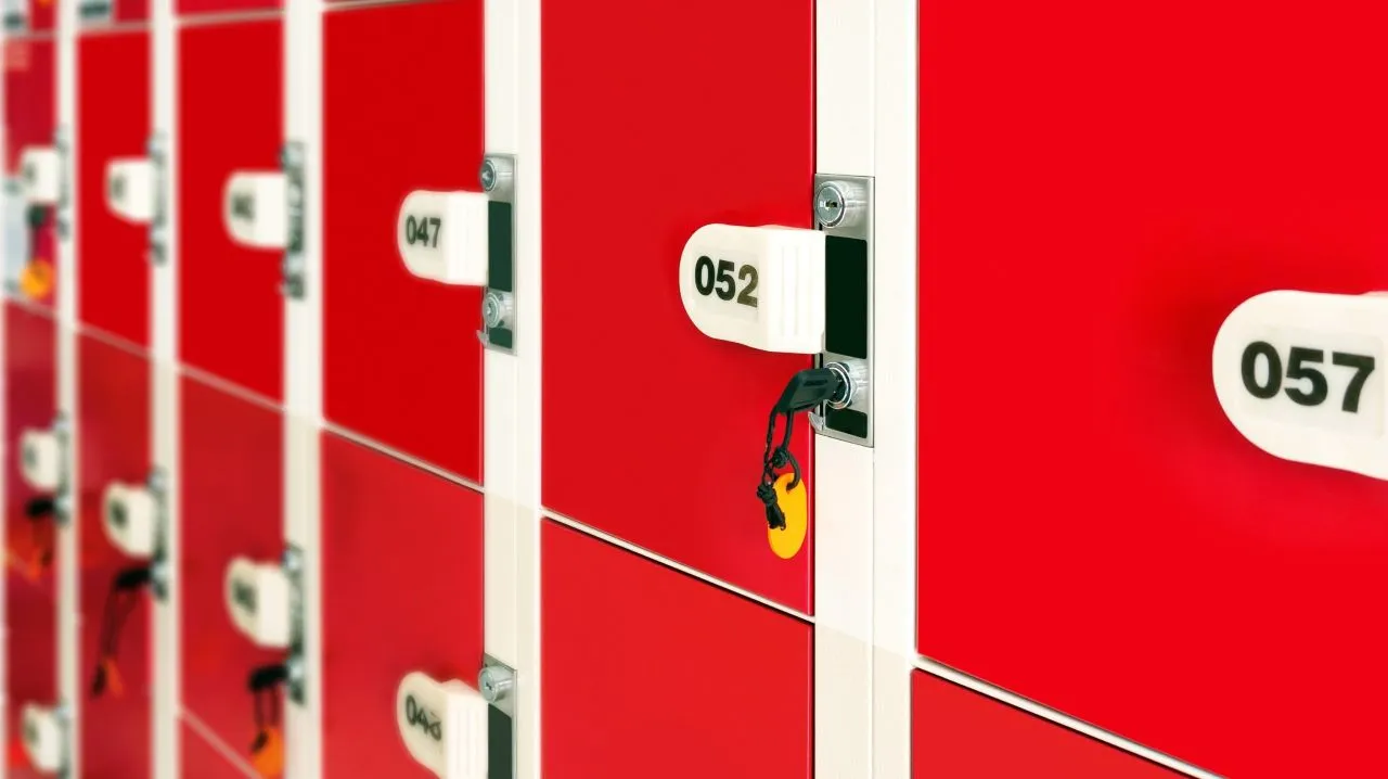 Zdjęcie Kto może otworzyć szafkę pracownika? Poznaj swoje prawa i zasady