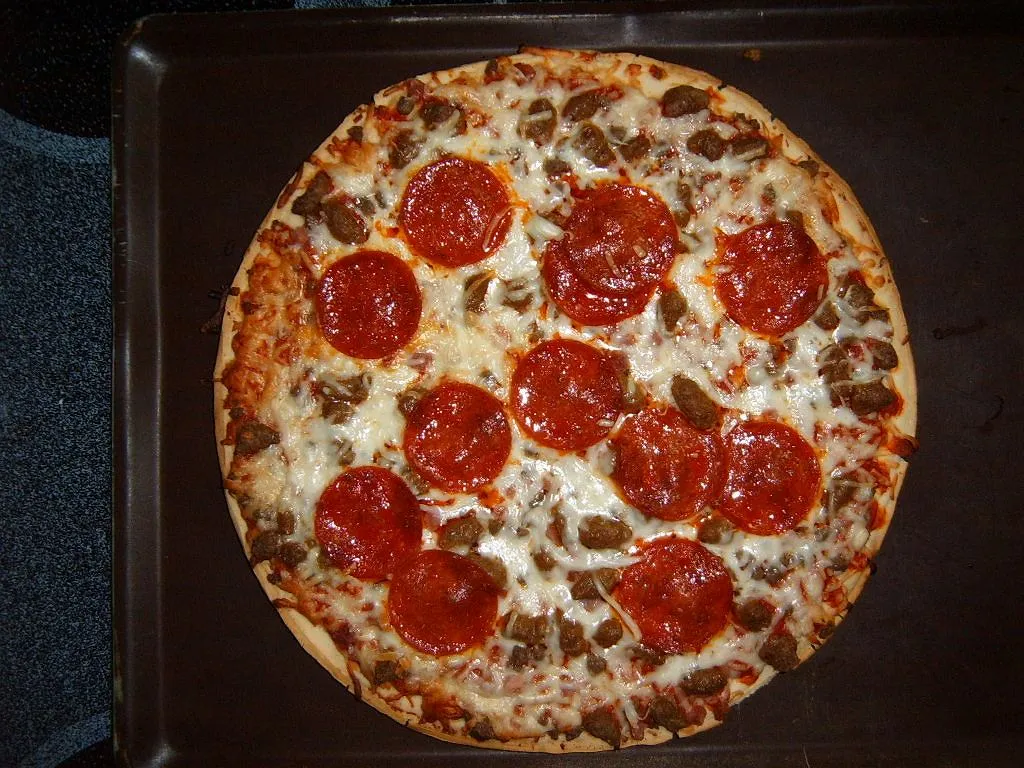 Zdjęcie Jak piec mrożoną pizzę idealnie - uniknij błędów i ciesz się smakiem