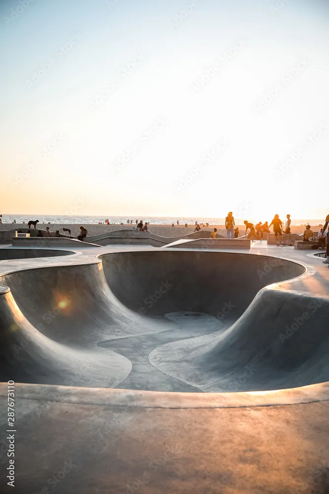 Zdjęcie Skatepark w Venice Beach: Historia, zasady i atrakcje dla skaterów