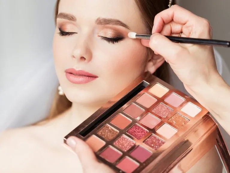 Zdjęcie Jak pomalować oko na wesele, aby wyglądać naturalnie i elegancko