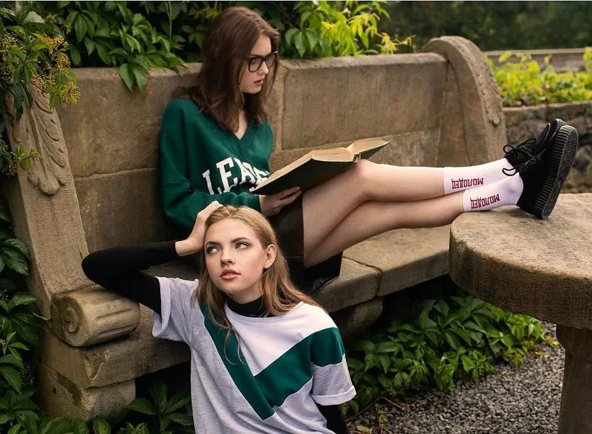 Zdjęcie Jak nosić bluzy w modny sposób – 10 stylizacji, które zachwycą